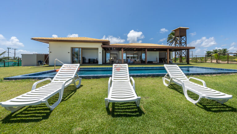 Casa-de-luxo-frente-a-praia-e-fundo-lagoa-Praia-dos-lagos-2